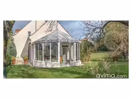 maison familiale en parfait état dans un domaine avec tennis