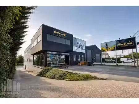 bâtiment d’entreprise de 1 500 m² idéalement situé à lot...