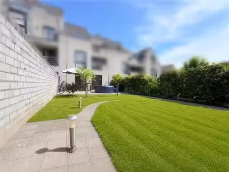 gelijkvloers appartement met tuin en uitweg