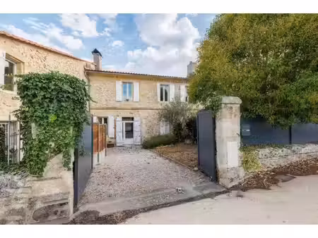 belle maison en pierre aux généreux volumes