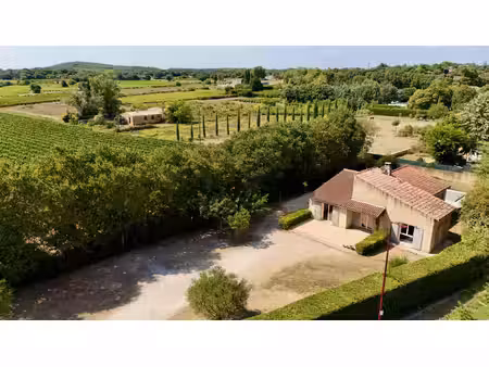 villa traditionnelle avec piscine