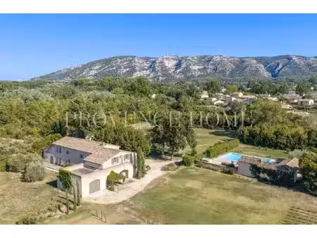 à vendre mas en pierre du xviiie siècle avec piscine et vue sur le luberon  sur près de 3.