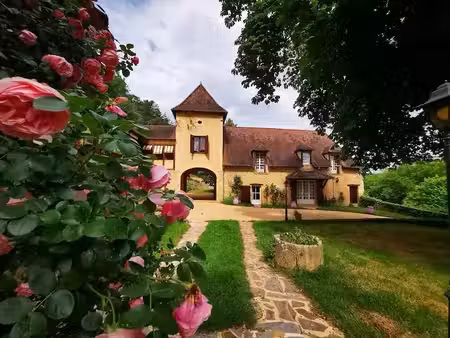 propriété de charme en périgord noir avec gîtes  tennis  bassin et parc arboré sur environ