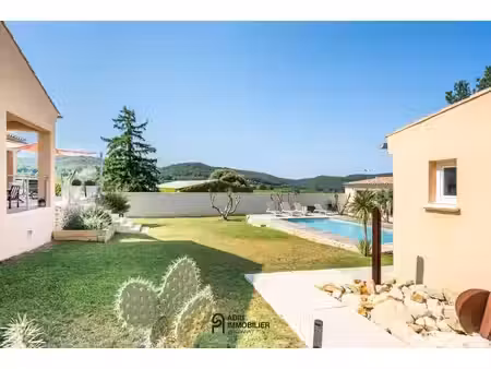 située à 20 minutes d'uzès  magnifique villa avec dépendances dans un village avec...