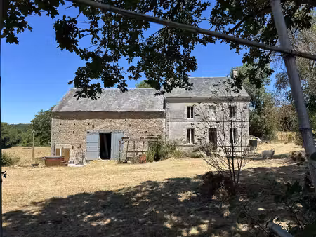 maison individuelle avec un terrain de plus de 5 200 m² et des granges