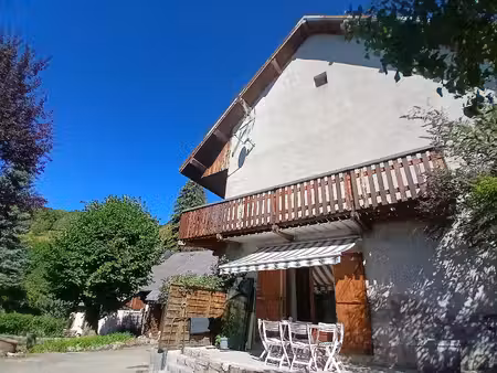 maison 7 pièces - 890 m² de terrain - bâtiment annexe