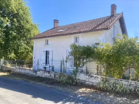 charmante maison de village indépendante avec grande grange et 2 744 m² de terrain