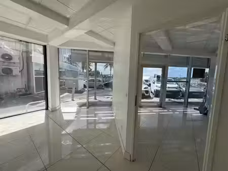 location locaux professionnels 3 pièces 65 m² à baie mahault (97122)  1 376 €