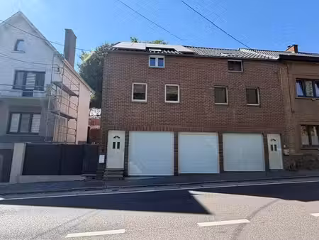 3 façades - 2 chambres + grenier - 2 grands garages