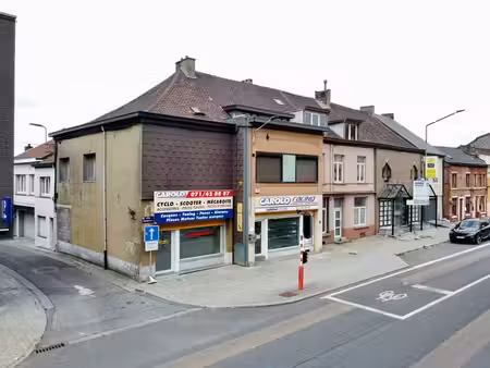 maison de commerce offrant de nombreuses possibilités