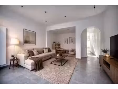 goed gelegen gerenoveerde woning met 4-5 slaapkamers en r...