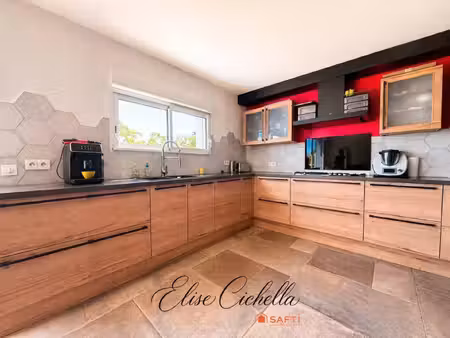 maison dan d’un environnement calme