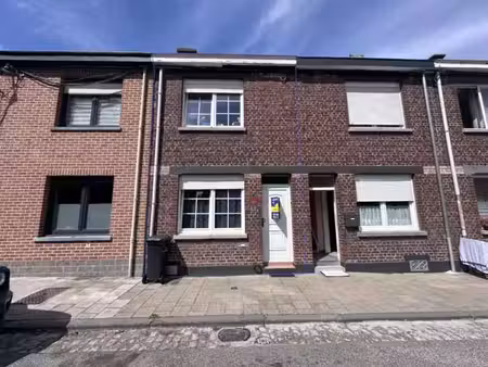 maison 2façades 2chambres et cour dans une rue sans issue.