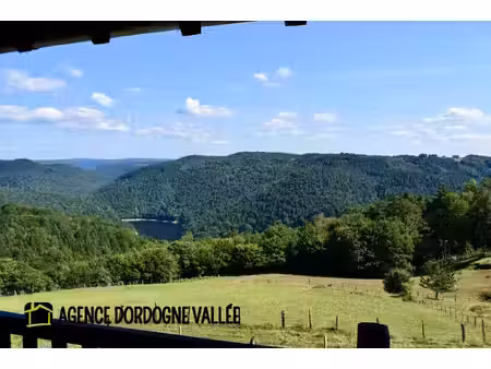 maison corrézienne avec vue sur la vallée