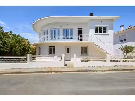 villa des années 40  une signature architecturale au coeur du château d'oléron