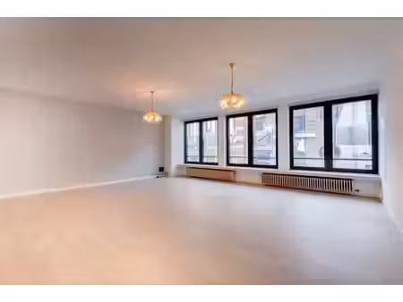 uitstekend gelegen en lichtrijk 2-slaapkamerappartement
