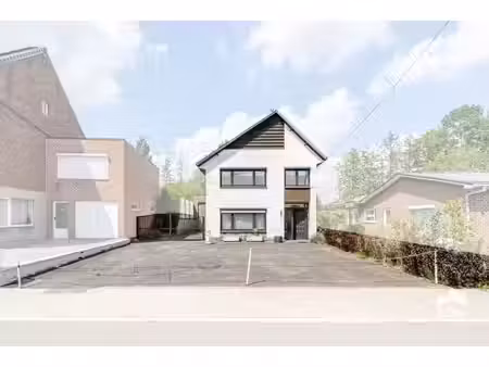 villa 4 façades avec grand hangar bien situé sur dilbeek