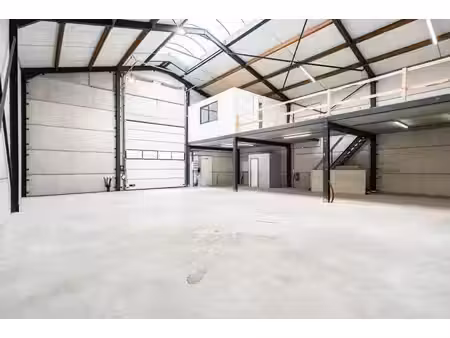 entrepôt de 275 m² idéalement situé!