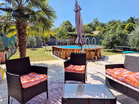 maison de plain pied 4 pièces de 92 m2 avec piscine et jardi