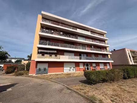 gravigny - t1 avec balcon  cave et parking