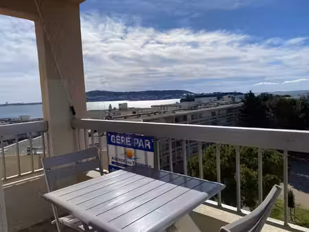 t1 dernier étage avec ascenseur et vue étang
