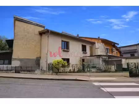 maison de village avec cour – 2 grandes chambres  jardin et grand garage à proximité