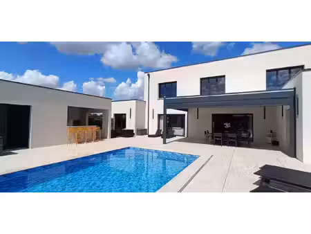 maison avec piscine et terrasse savigné-sur-lathan (37)