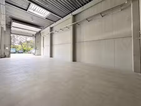 entrepôt de 98m² dans le zooning de assesse