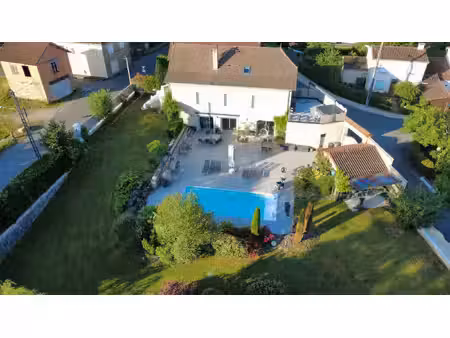 villa familiale avec piscine chauffée  spa et vue sur le châte