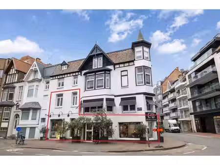 immeuble d'angle multifonctionnel avec espace commercial et