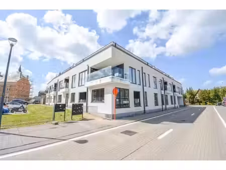 appartement lumineux avec 2 chambres et une grande terrasse