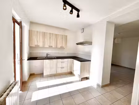 appartement 2 pièces en excellent état au centre du village