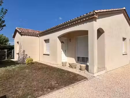 a proximité de toutes commodités à pied  maison de plain-pied avec jardin clos
