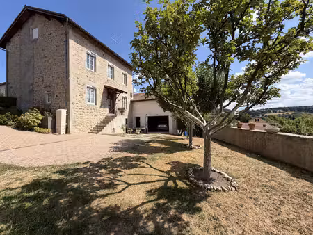 maison en pierre avec vue dominante