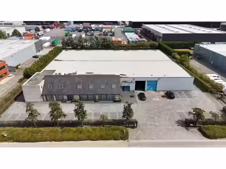 bedrijfsgebouw met kantoren en ruime buitenstockage