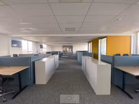 site d’entreprise stratégique avec espaces d’entreposage ...