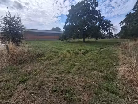 beau bâtiment agricole avec son terrain