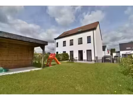 maison moderne entièrement rénovée située à overijse