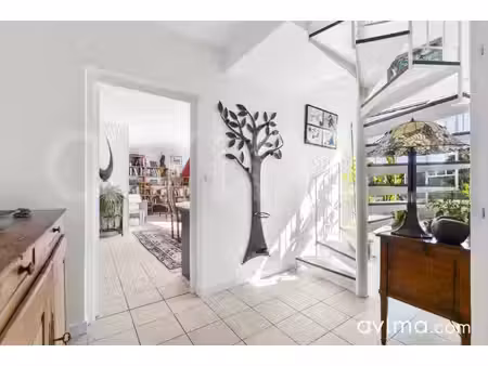 l'impression d'une maison au dernier étage d'une résidence