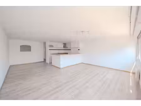 spacieux t3 traversant avec ascenseur et parking ...