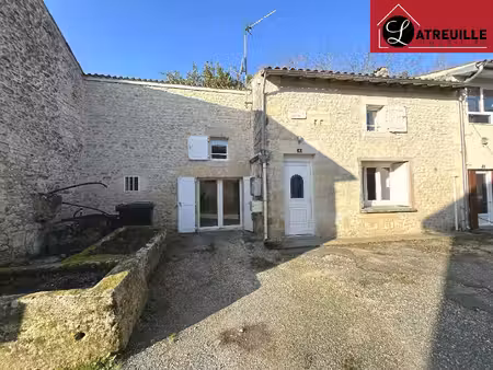 maison de ville ancienne rénovée avec cachet et dépendance