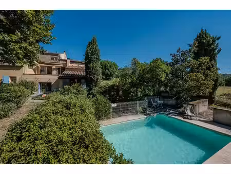 une mini contemporaine de 145m2 aux pied d'un village face au grand luberon