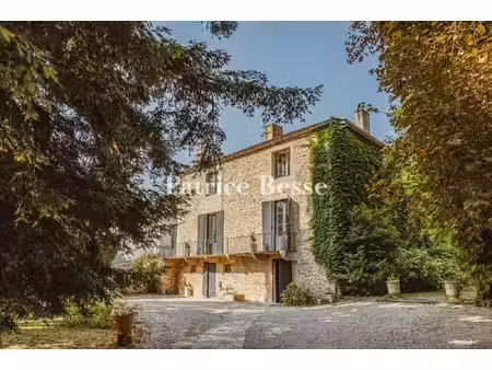 à 35 km de bordeaux  dans le vignoble des graves  une ancienne propriété viticole  sa...