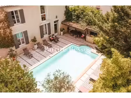 une élégante maison de maître  avec jardin arboré et piscine.