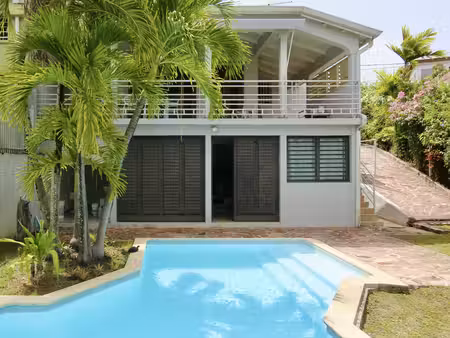 maison avec piscine et vue sur pointe-à-pitre