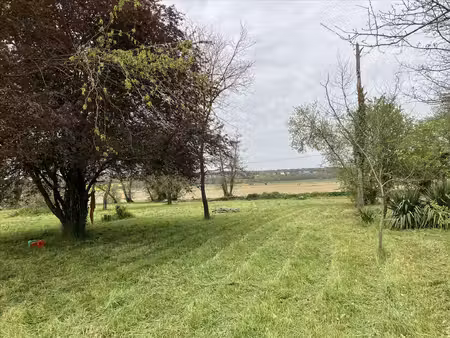 mondavezan : joli terrain plat de 1767 m2 constructible
