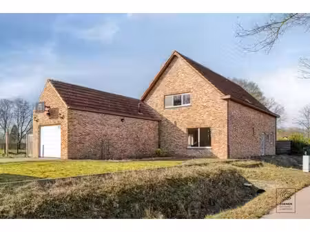 charmante maison avec 3 chambres et un jardin avec de belles