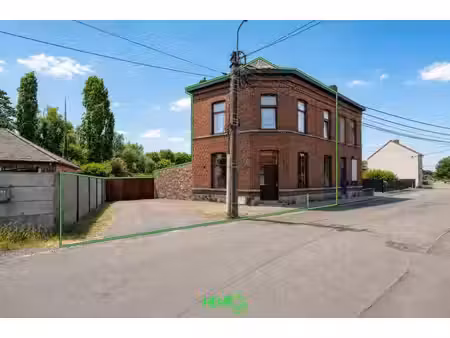 à découvrir sans tarder : charmante maison 3 façades à kain