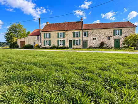 ancienne ferme de 120m² à rénover+dépendances+5539 m² de terrain.