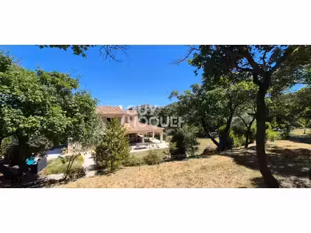mimet  propriété de 267 m2 env sur terrain de 4.124 m2 avec piscine